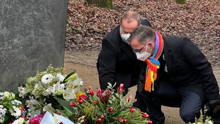 Bild privat: Lenders und Helmut Metzneram Denkmal für die im Nationalsozialismus verfolgten Homosexuellen 